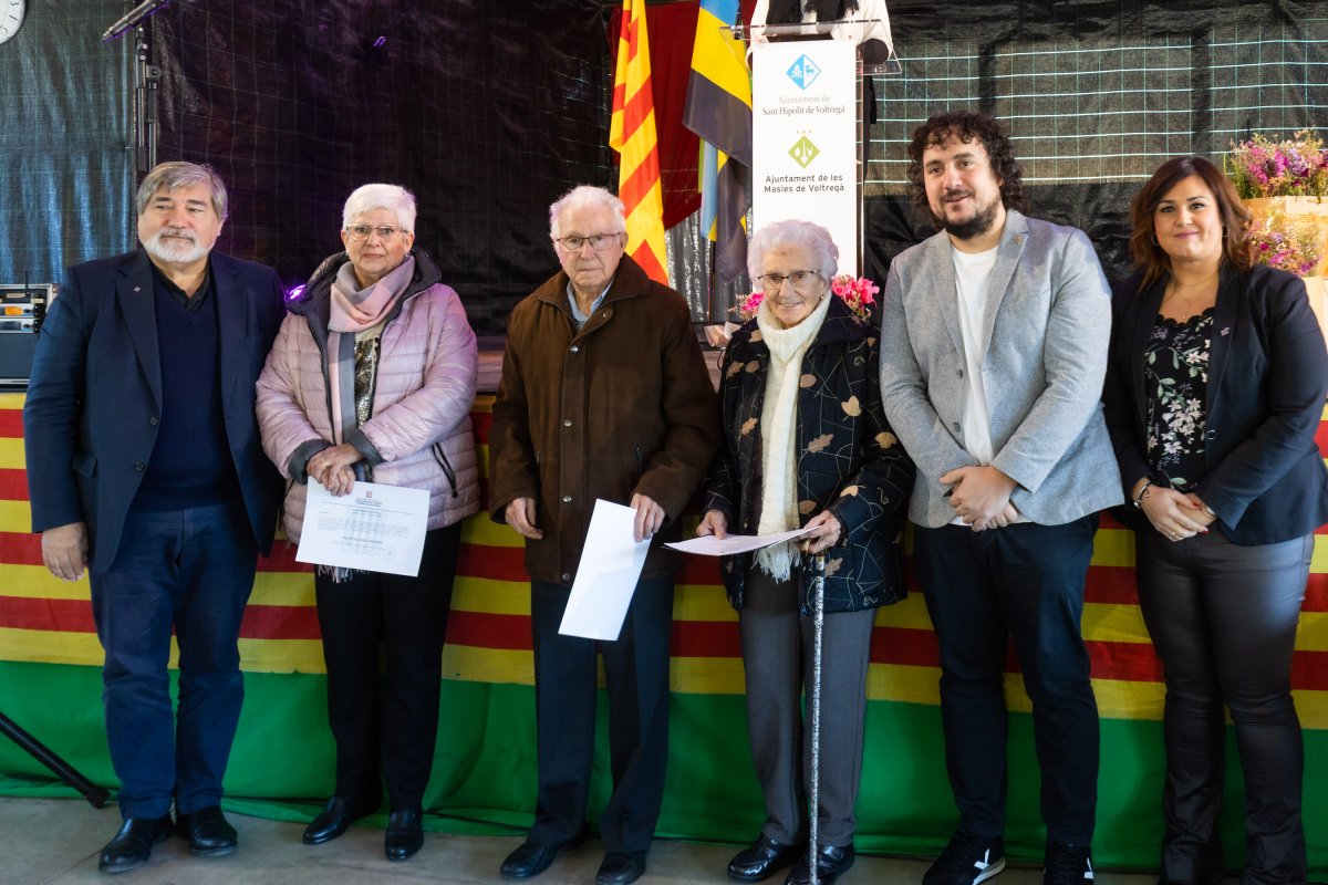 Els fills de Pelai Auladell, amb el representant de la Generalitat i els alcaldes