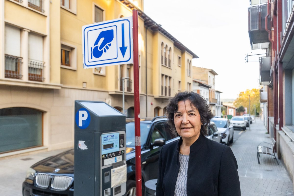 Sardà, al costat d’un dels parquímetres actuals que se substituiran de cara a l’any vinent amb el nou sistema