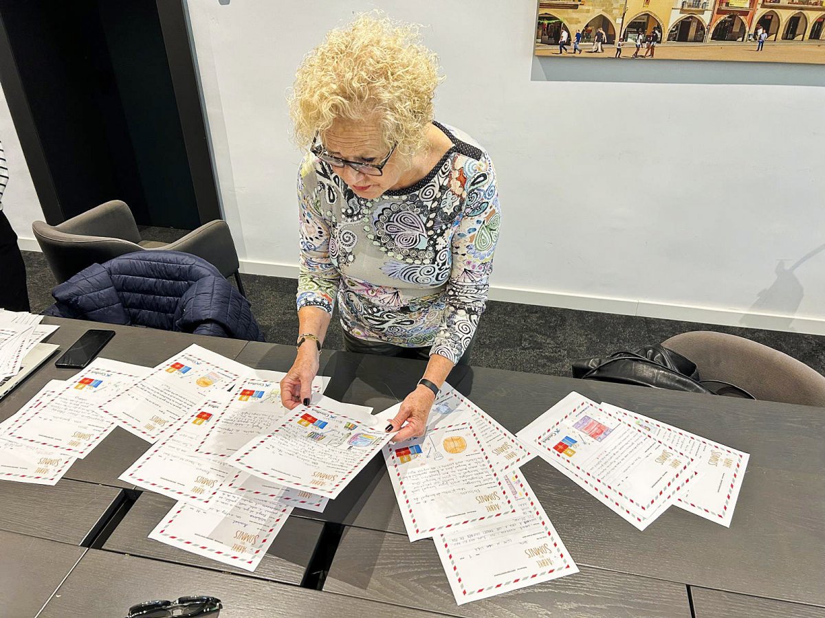 Maria Rosa Vila amb algunes de les cartes de l'oficina de CaixaBank