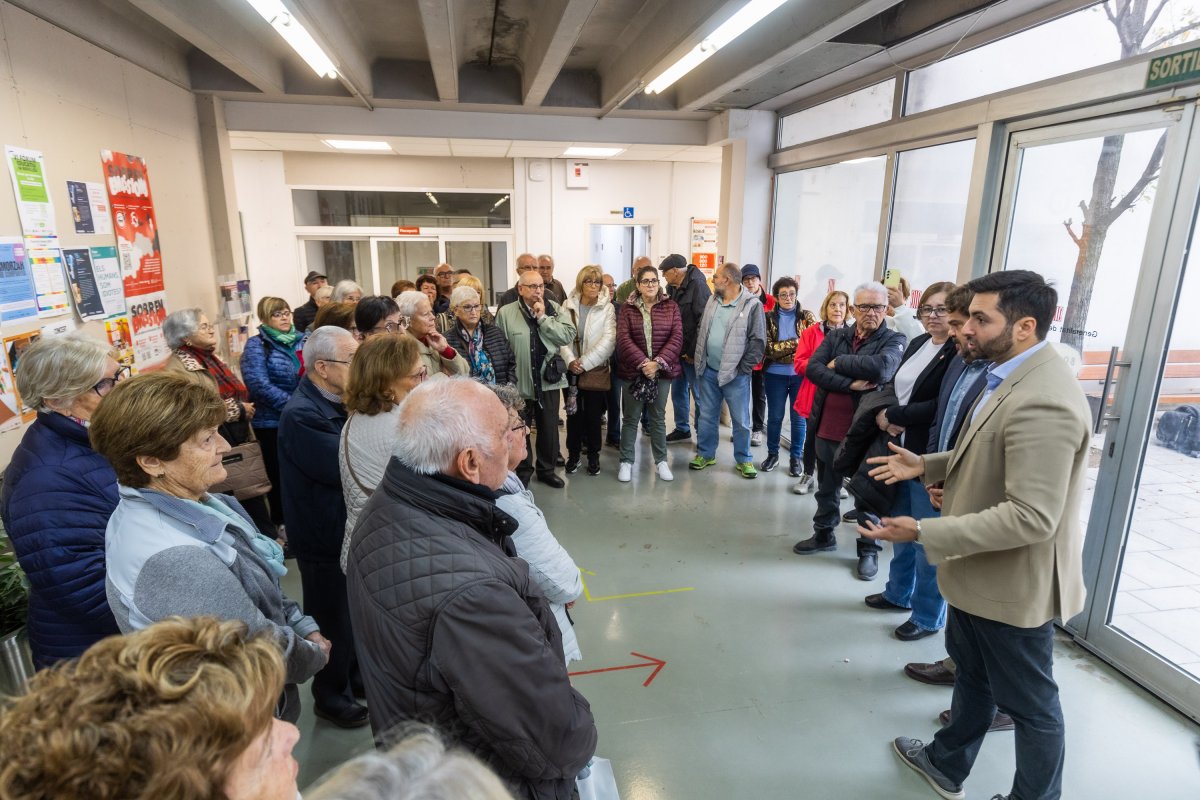 L’alcalde, Arnau Rovira, amb el director general al costat, xerrant divendres amb veïns i veïnes