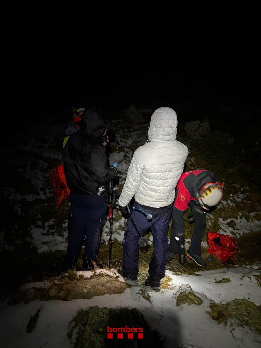 Els Bombers amb la parella rescatada