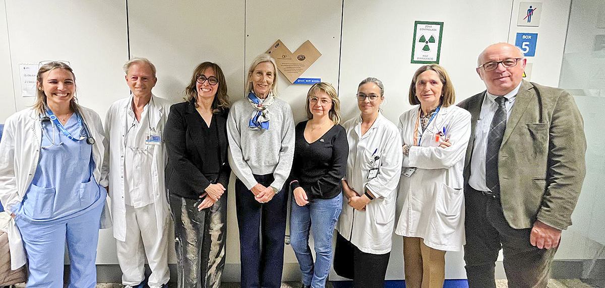 Representants del CHV i les institucions que han fet possible l'adquisició de l'aparell, en la signatura del conveni que va tenir lloc la setmana passada