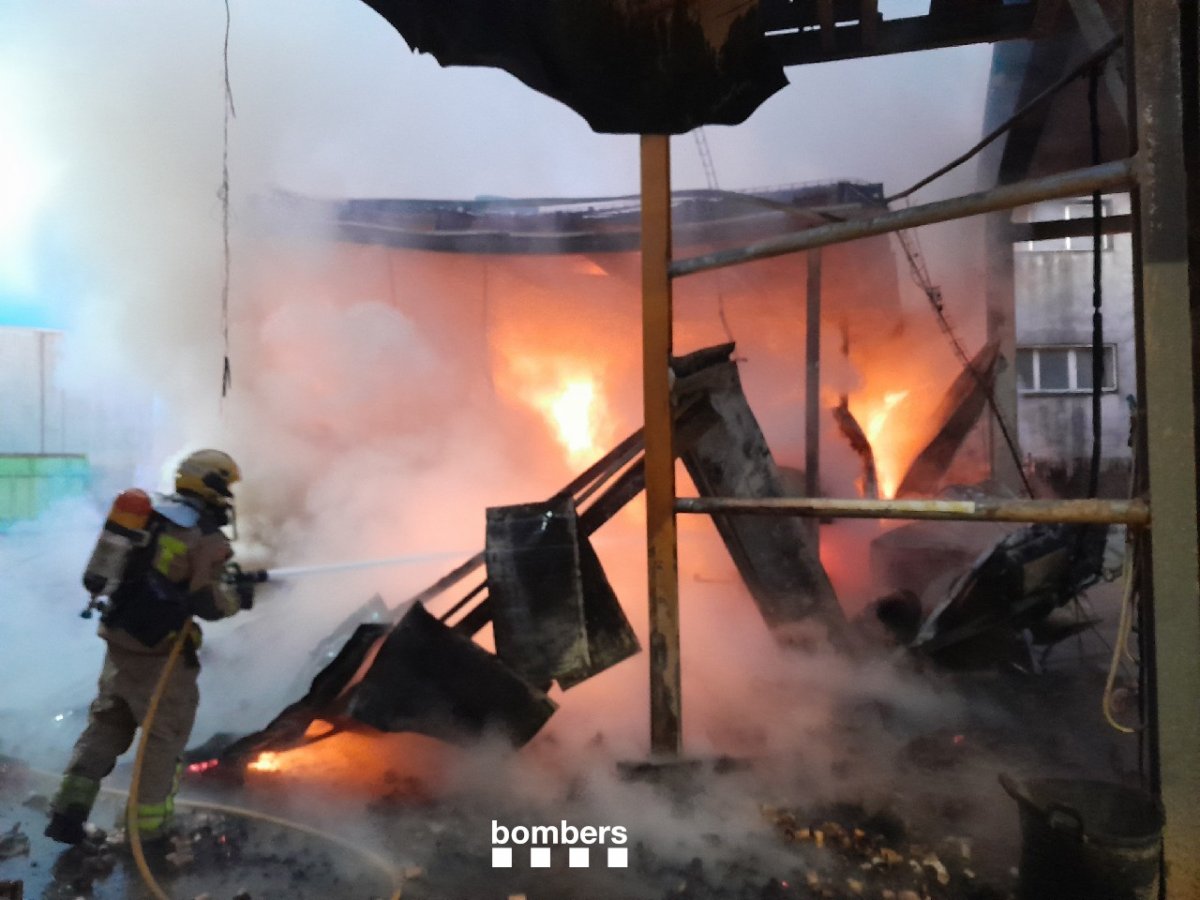 Un bomber apagant el foc a Sant Pere de Torelló