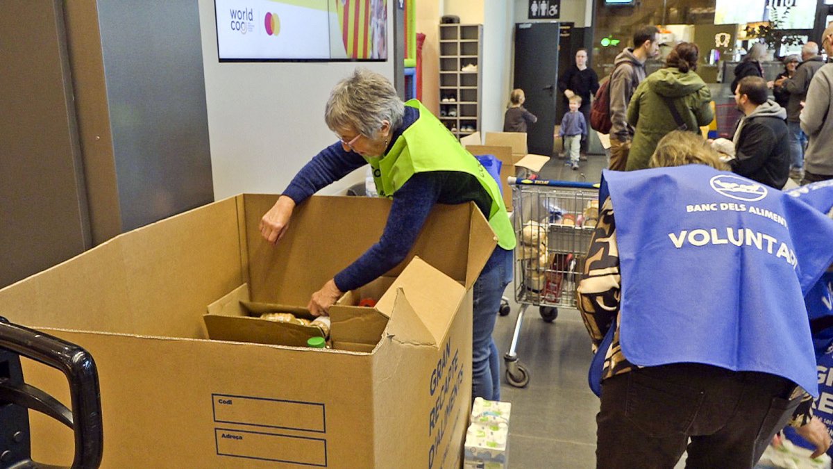 Al supermercat de Malla es van recollir 14 contenidors d’aliments