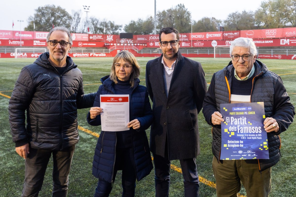 Responsables de la UE Vic i d'Osona contra el Càncer, presentant el partit