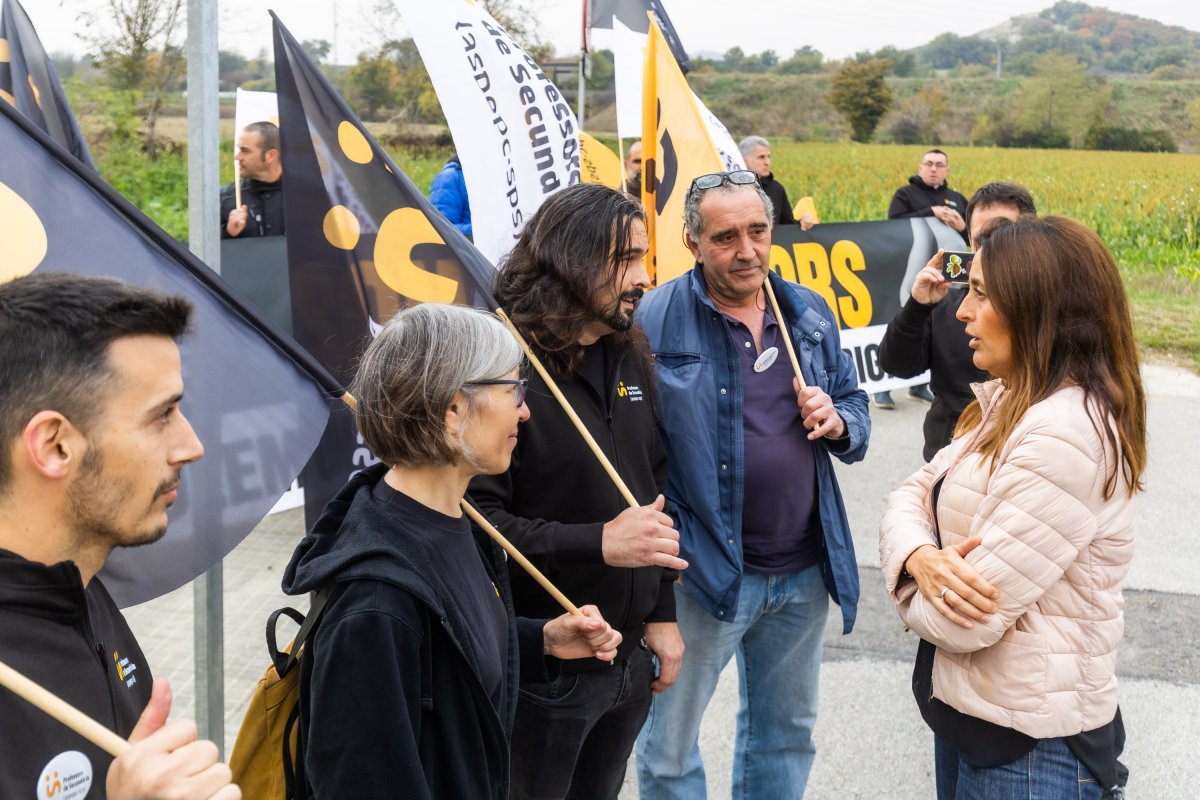 Els professors que protestaven conversant amb la consellera Niubó, divendres a Gurb