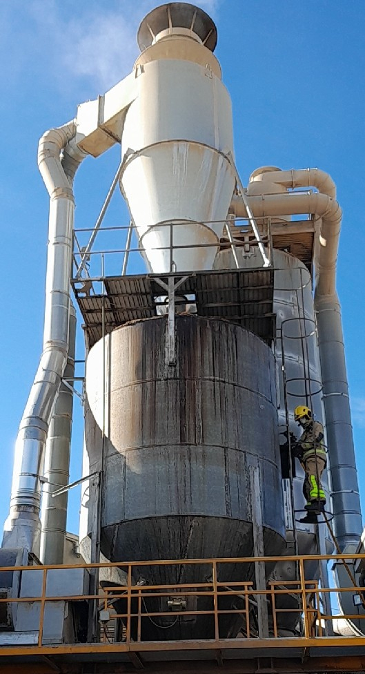 Un bomber apagant el foc