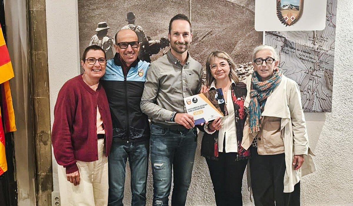 Moment de la donació per part dels responsables de la Unió Excursionista de Vic