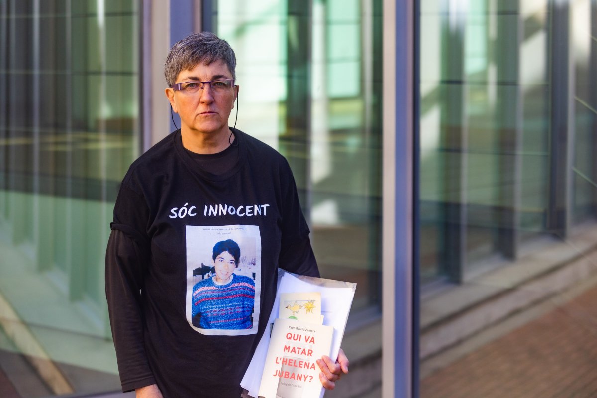 Imma Careta amb una imatge de la seva germana Montse a la samarreta proclamant la seva innocència