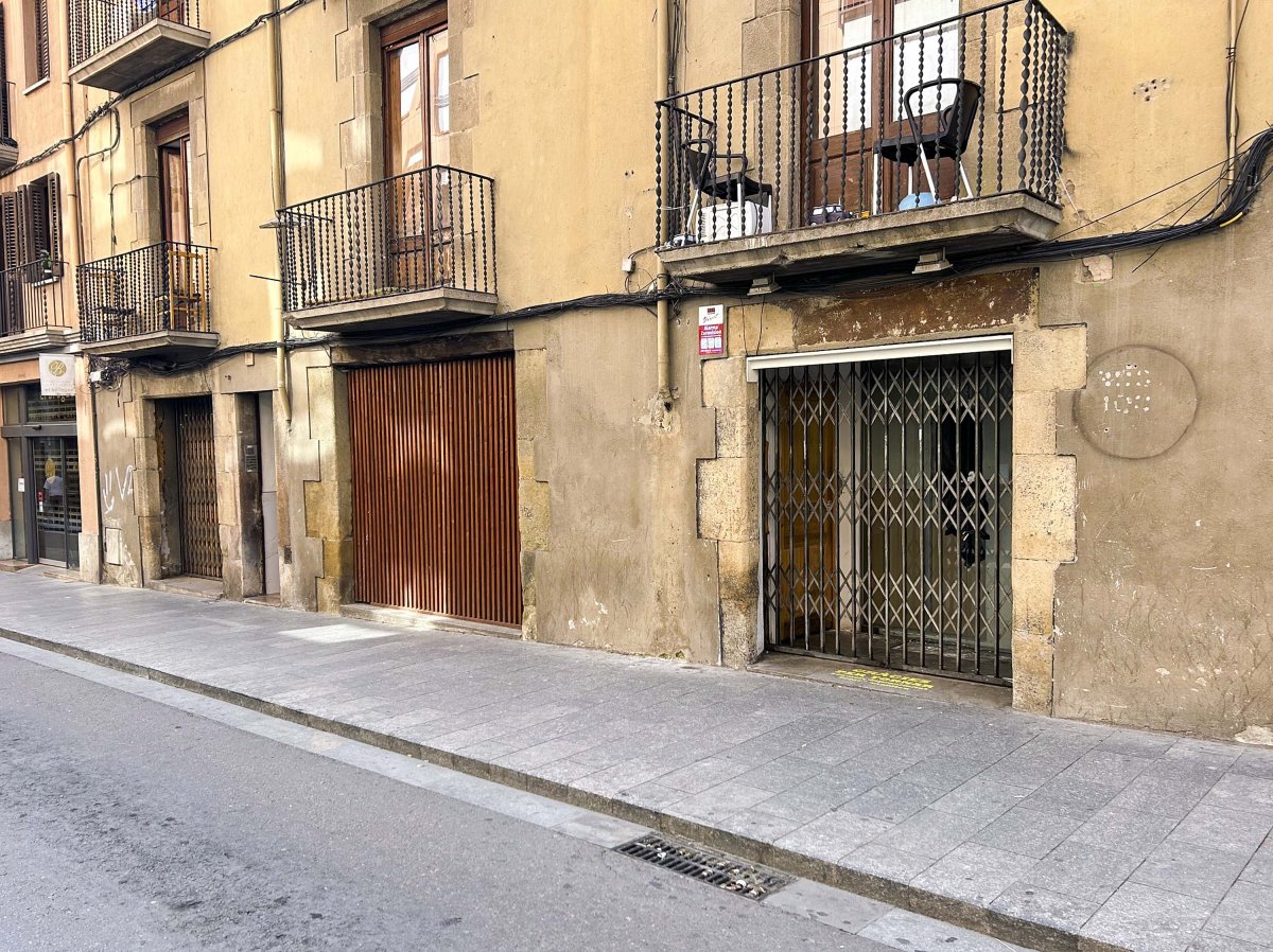 En un bar del carrer Manlleu s’hi va trobar infrahabitatge