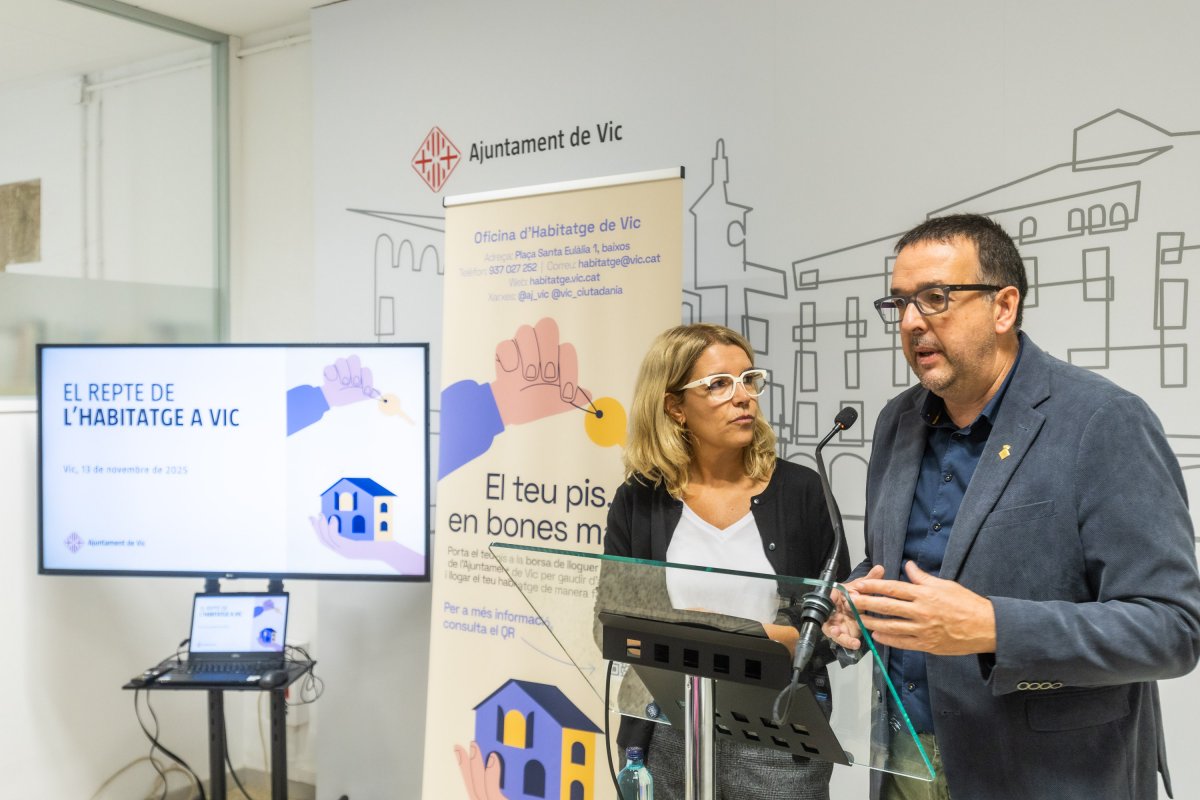 La regidora Núria Homs i l’alcalde, Albert Castells,                   dijous a la sala de premsa de l’Ajuntament de Vic