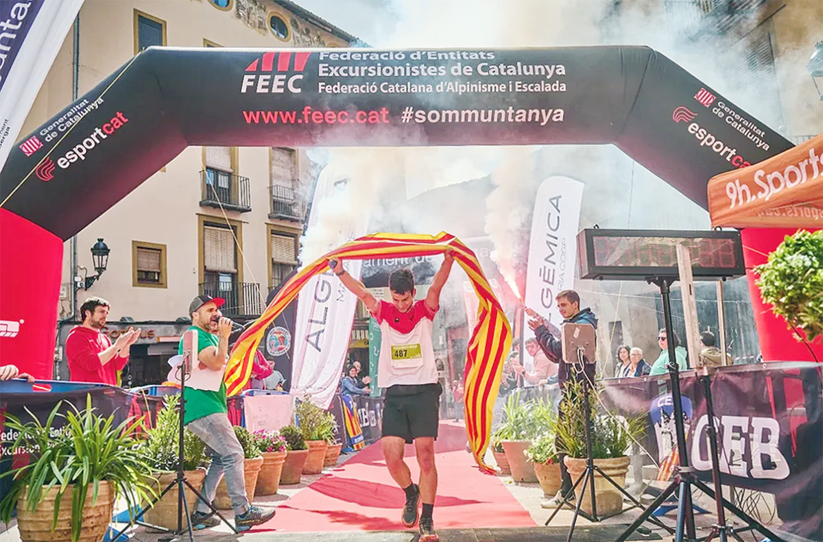 Marc Rota, creuant la línia d'arribada de la cursa de Berga, que va guanyar