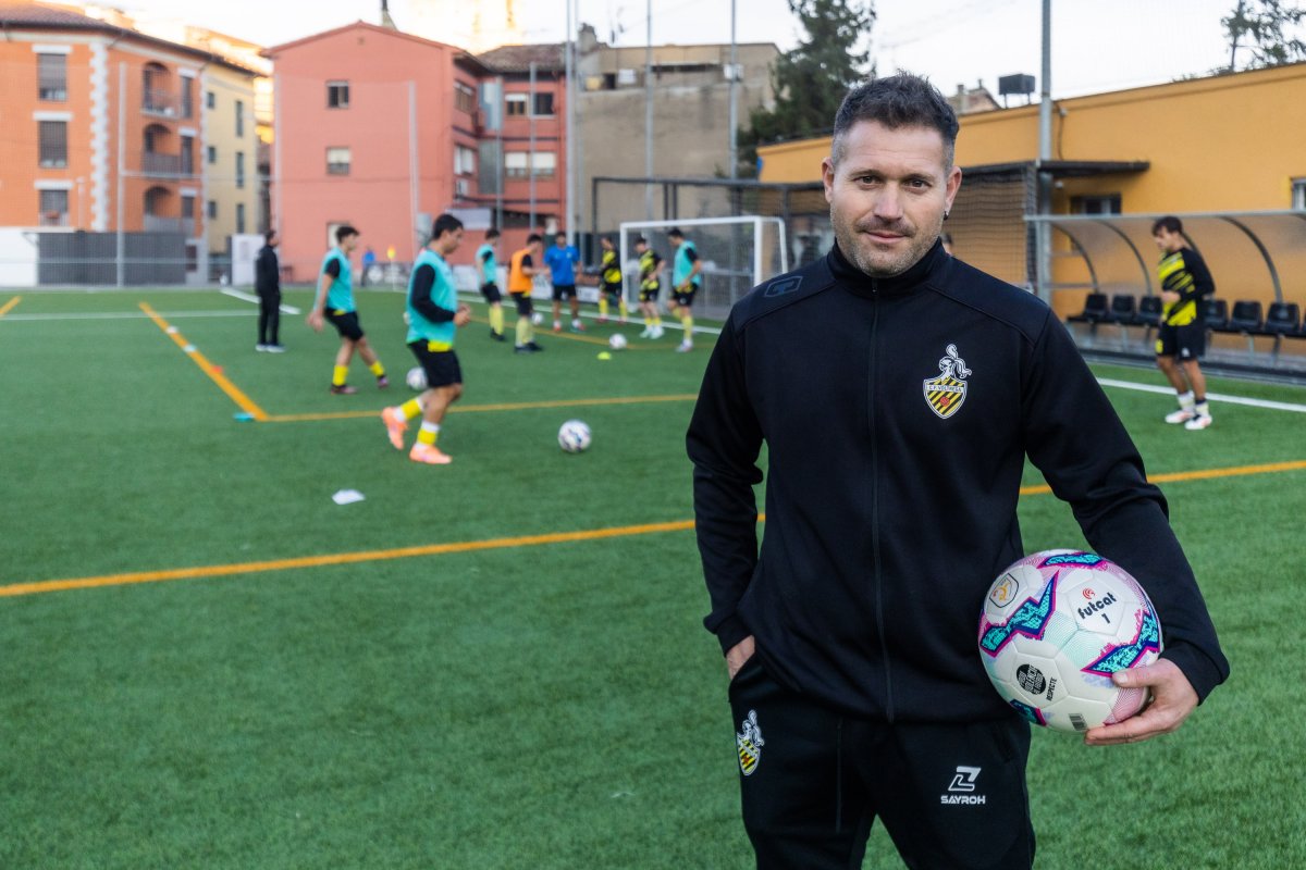 Sergi Bajo, aquest dissabte a la tarda al camp del CF Voltregà, abans del partit del primer equip