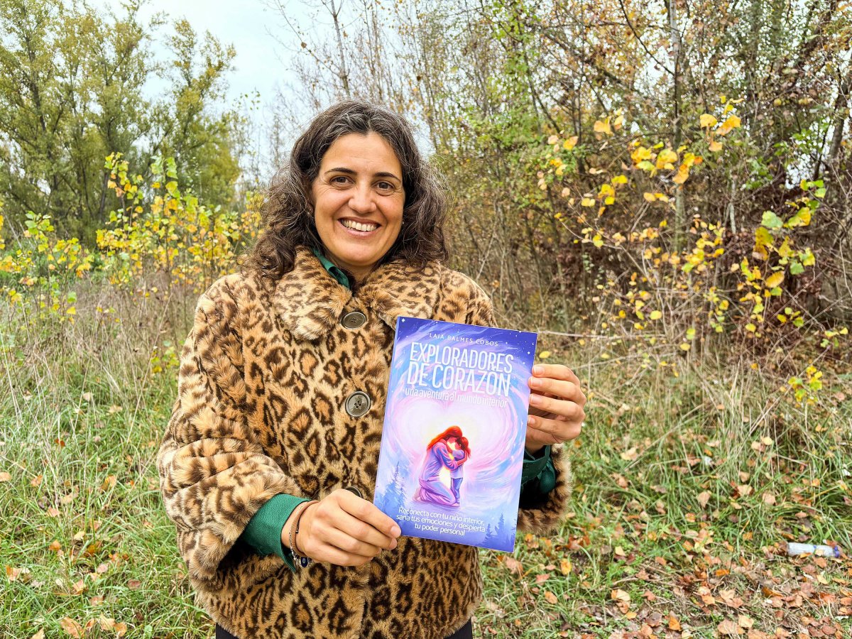 Laia Balmes, amb un dels exemplars del llibre