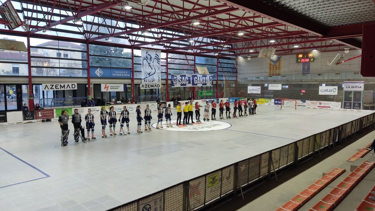 Les jugadores del Voltregà i l'Alpicat sobre la pista abans de començar el partit