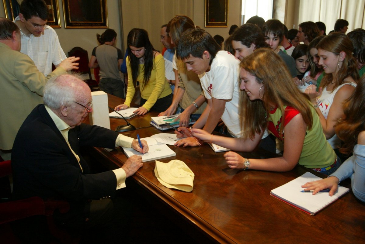 Watson atenent estudiants a la sala de la Columna de l'Ajuntament de Vic