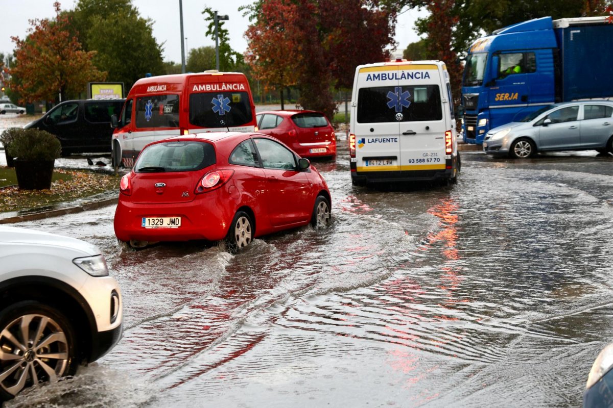 Acumulació d'aigua en una rotonda a Mollet