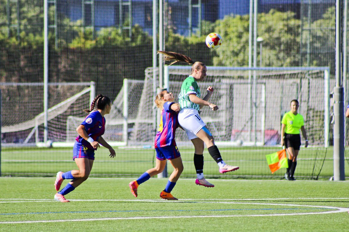 Laia López salta amb la blaugrana Cabetas, i al seu costat Arlet Aguayo mira la jugada