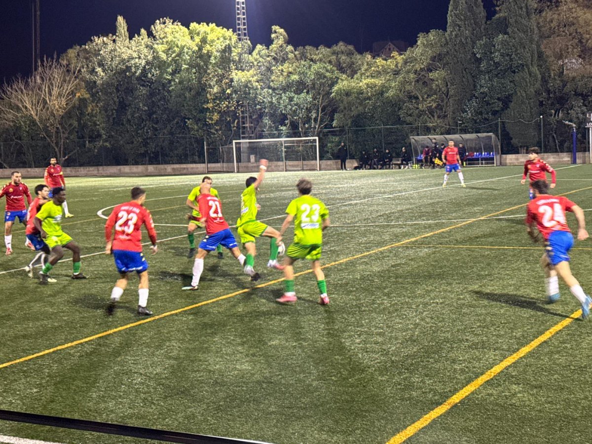 Una acció del partit que el Manlleu  ha disputat aquest dissabte a Montcada