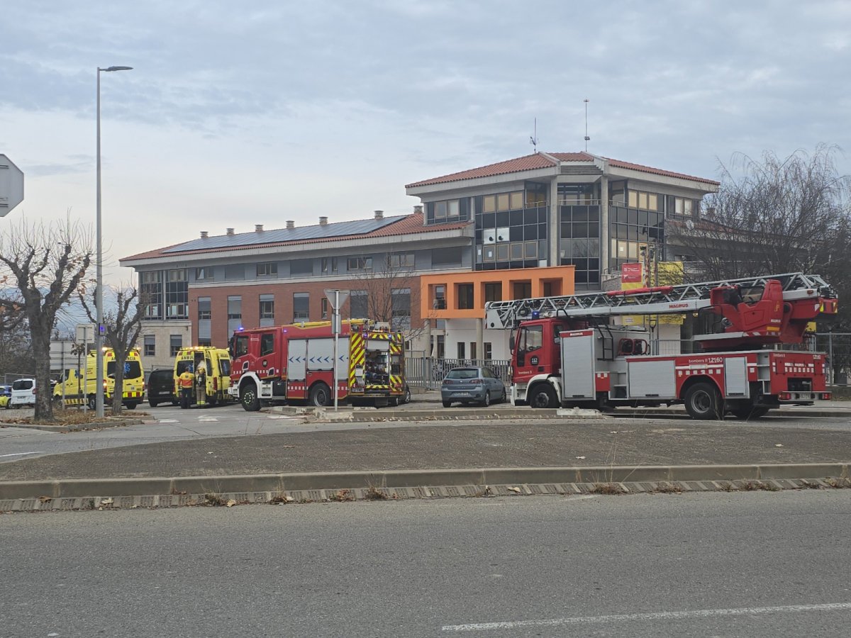Desplegament de Bombers i SEM, aquest matí a l'alberg de l'avinguda Olimpia de Vic