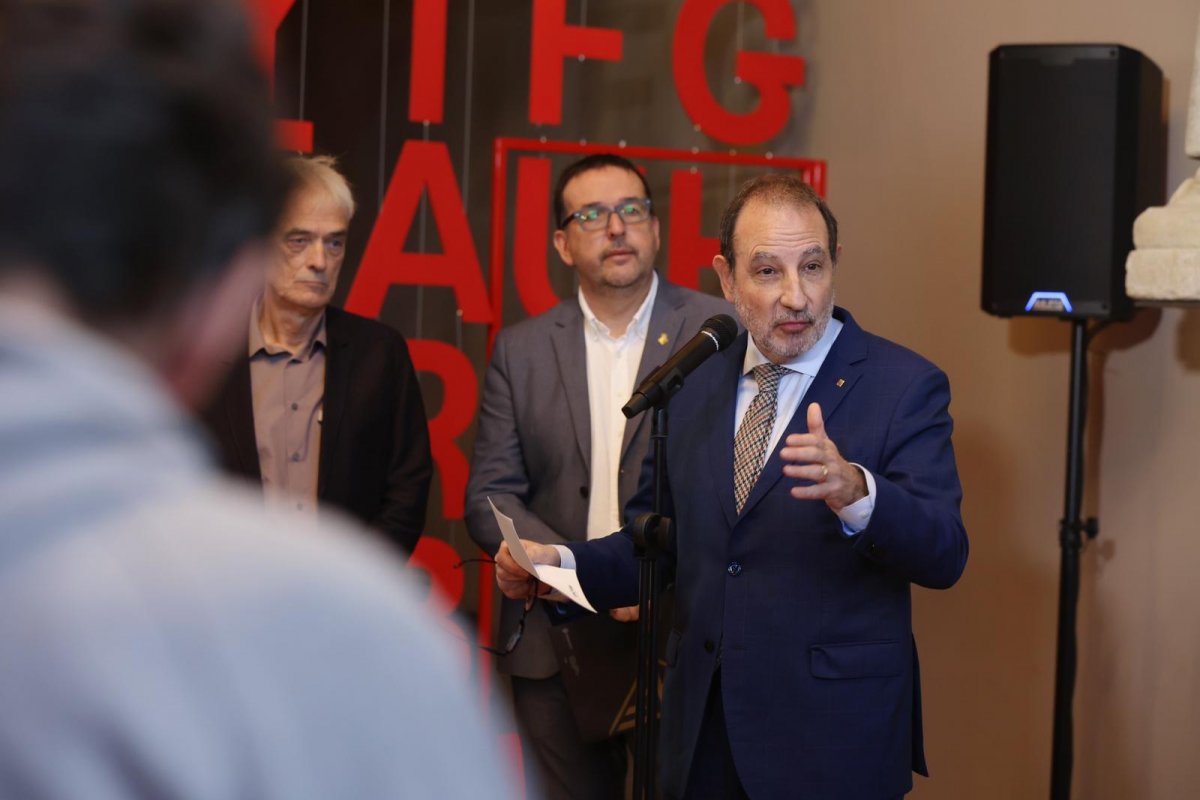 Espadaler inaugura l’exposició Instrument de l’ànima, al MEV