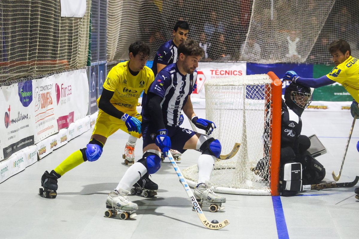 Àlex Rodríguez, conduint la bola en una de les accions del partit