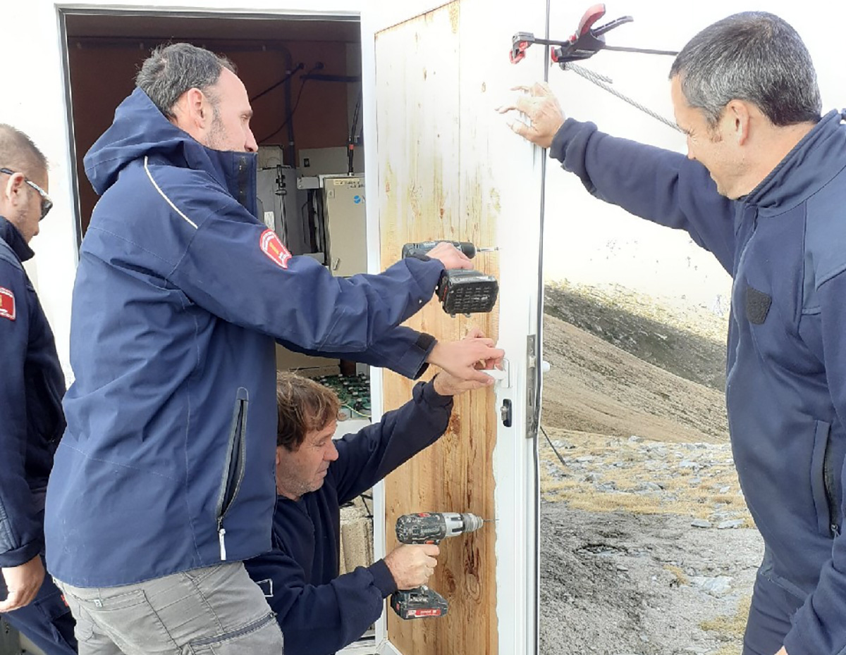 Els Bombers reparant la porta