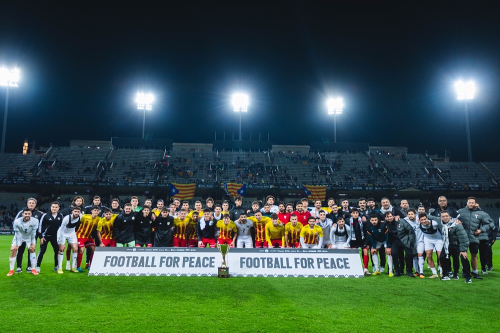 La foto de família entre Catalunya i Palestina, en finalitzar el partit