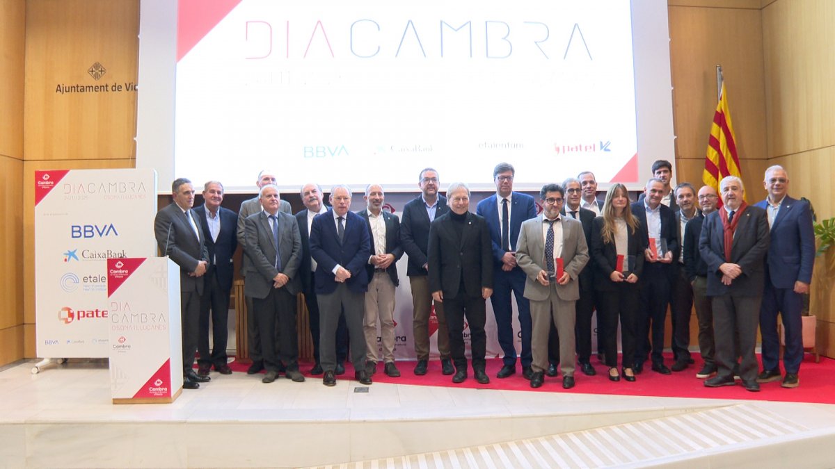 Foto de família amb els premiats del Dia de la Cambra a Osona