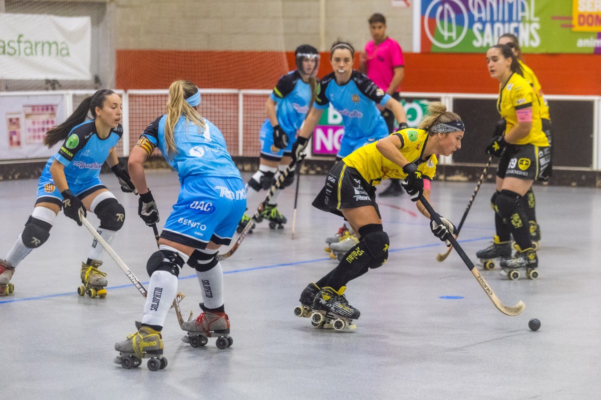 Nara López, exjugadora del Manlleu, condueix la bola en una jugada del partit