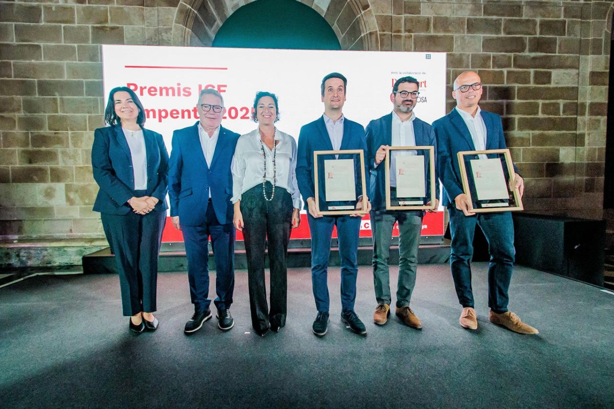 Els guanyadors dels premis ICF Empenta amb la consellera Alícia Romero. A la dreta, Jordi Compte, director general de Vera