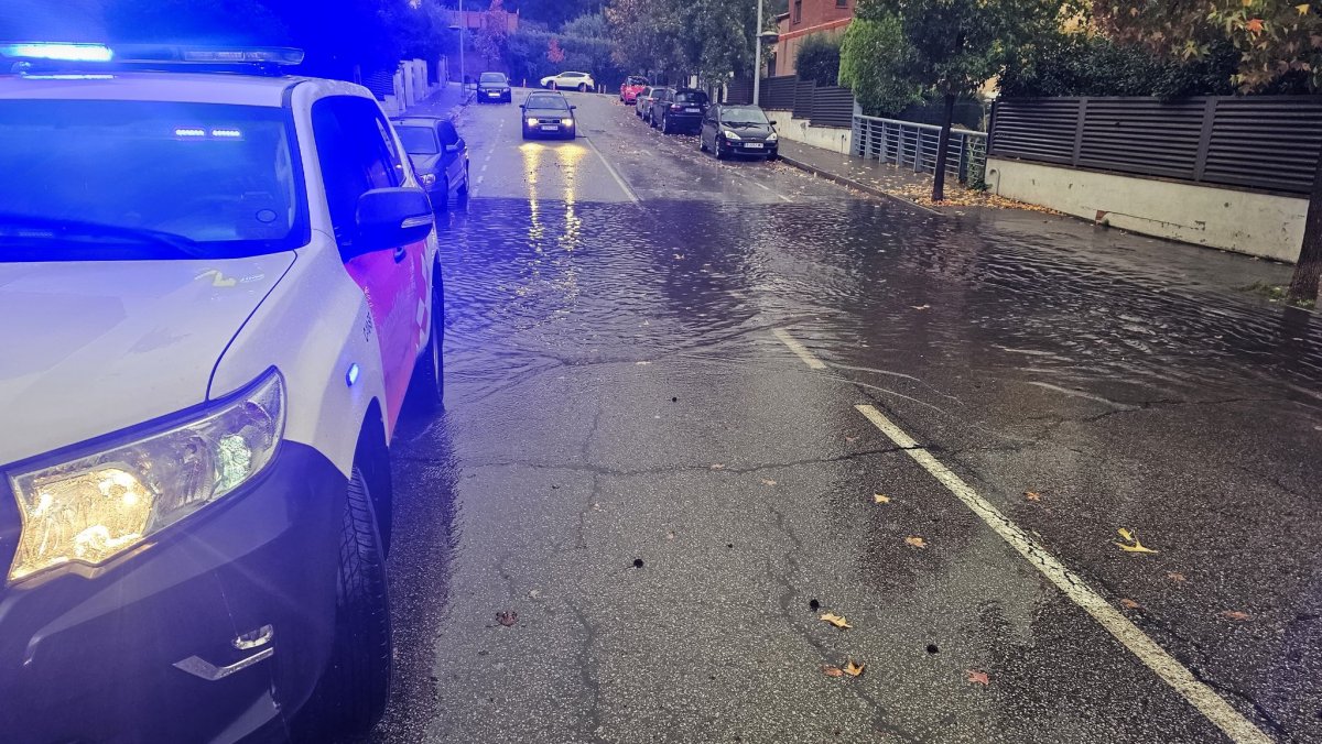 Voluntaris de Protecció Civil de Sant Fost en una acumulació d'aigua a la calçada