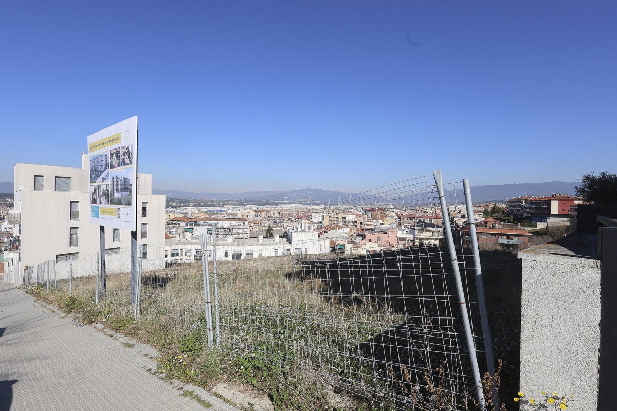 L'adjudicació de les obres es va fer el 2023, però es van aturar vuit mesos després de la primera pedra