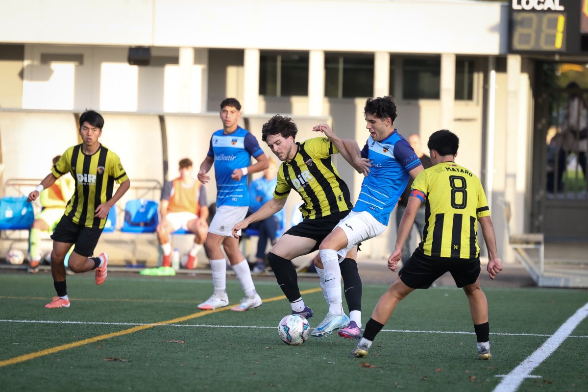 El defensa local, Oriol Espina, en una acció del partit