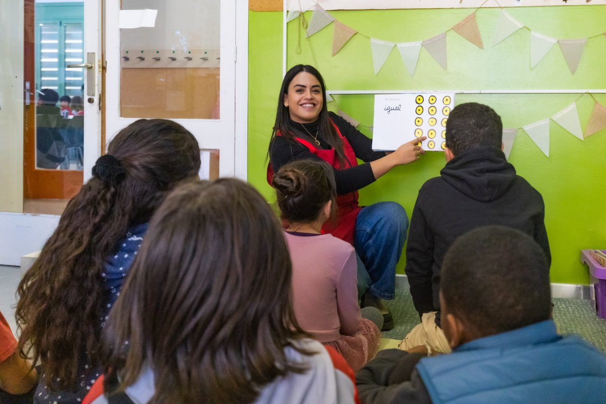 Laila Bourass, a l'aula d'acollida