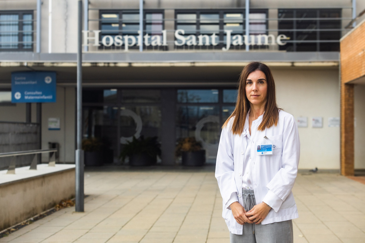 Ester Tió, neuròloga al CHV, davant de l’Hospital Sant Jaume de Manlleu