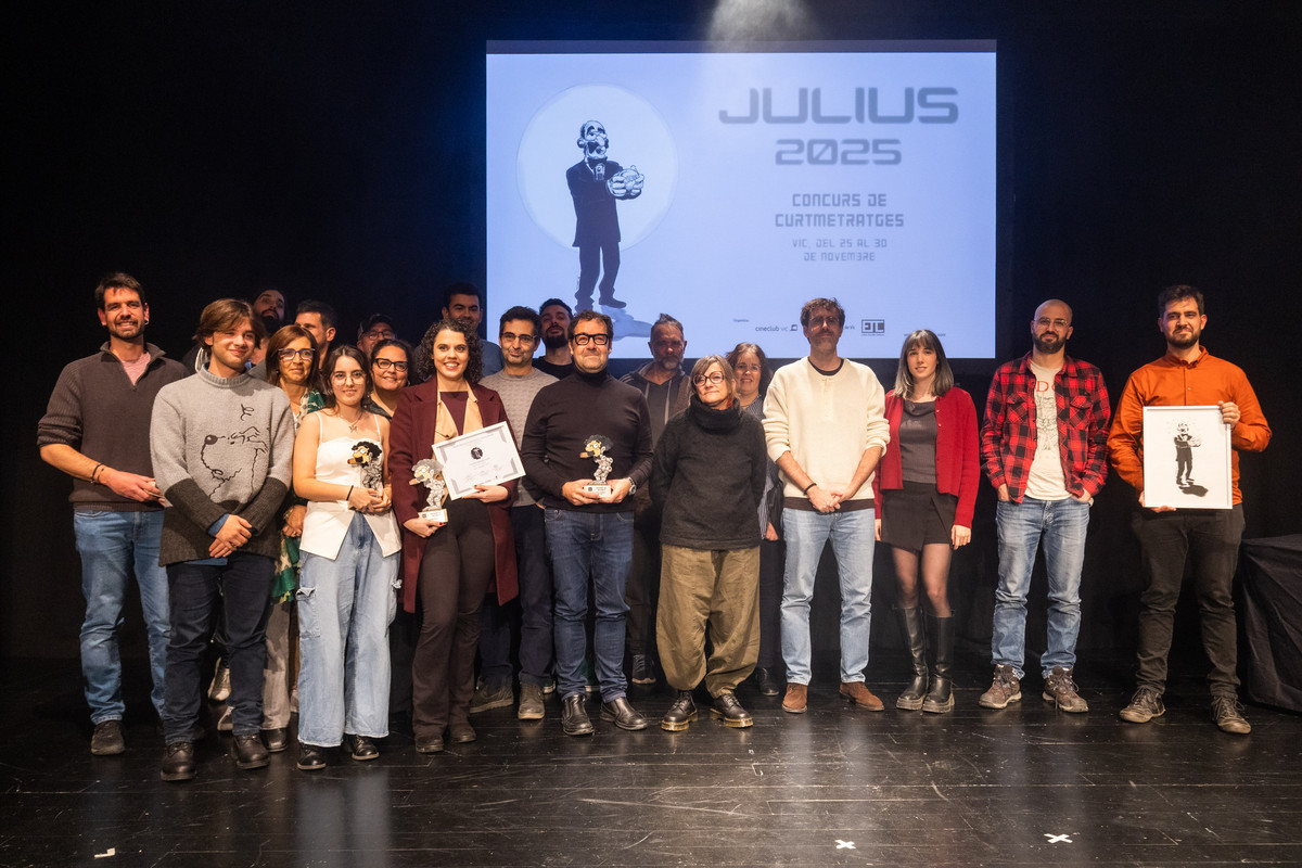 Els guanyadors dels Julius, dissabte en la fotografia de família amb jurat i membres del Cineclub Vic