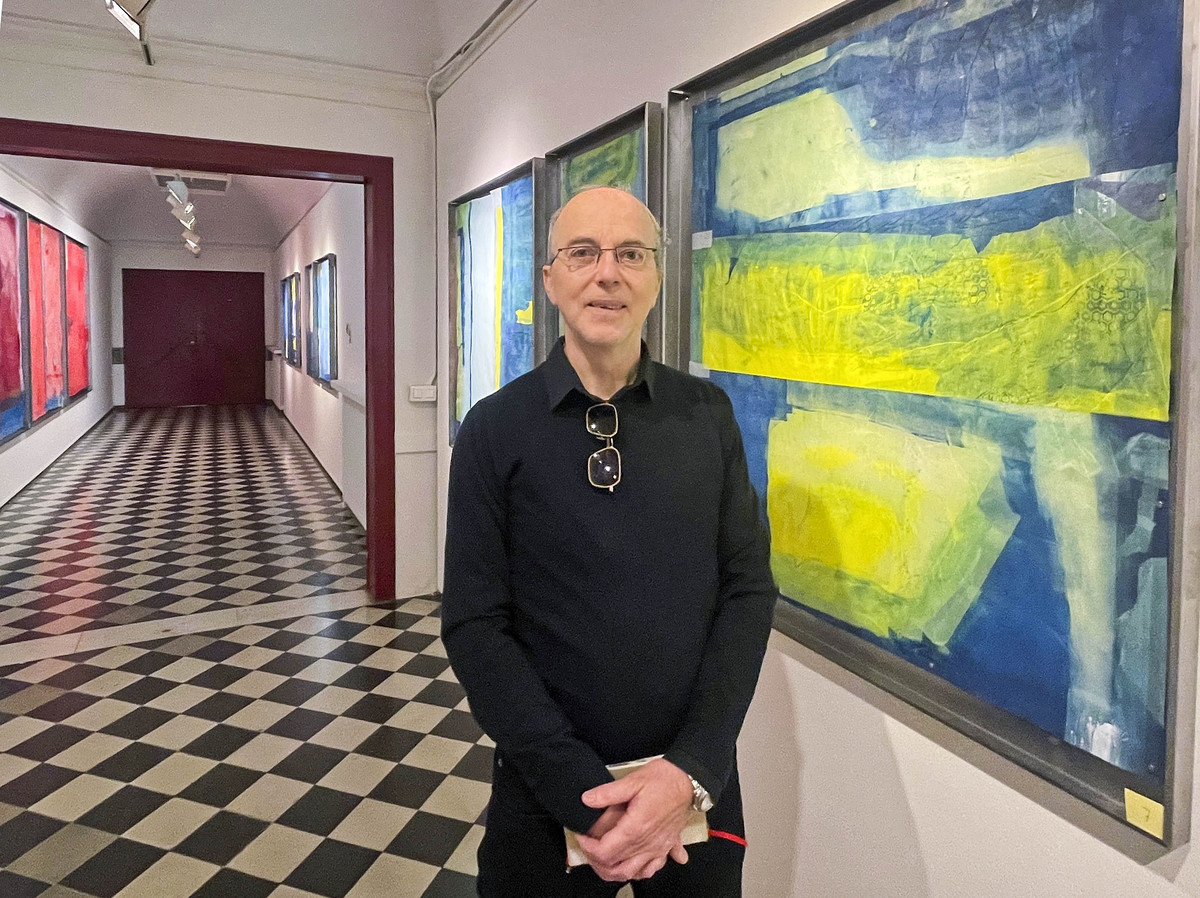 Albert Colomer, a l’espai d’exposició del Casino de Vic, amb una de les obres que componen la mostra