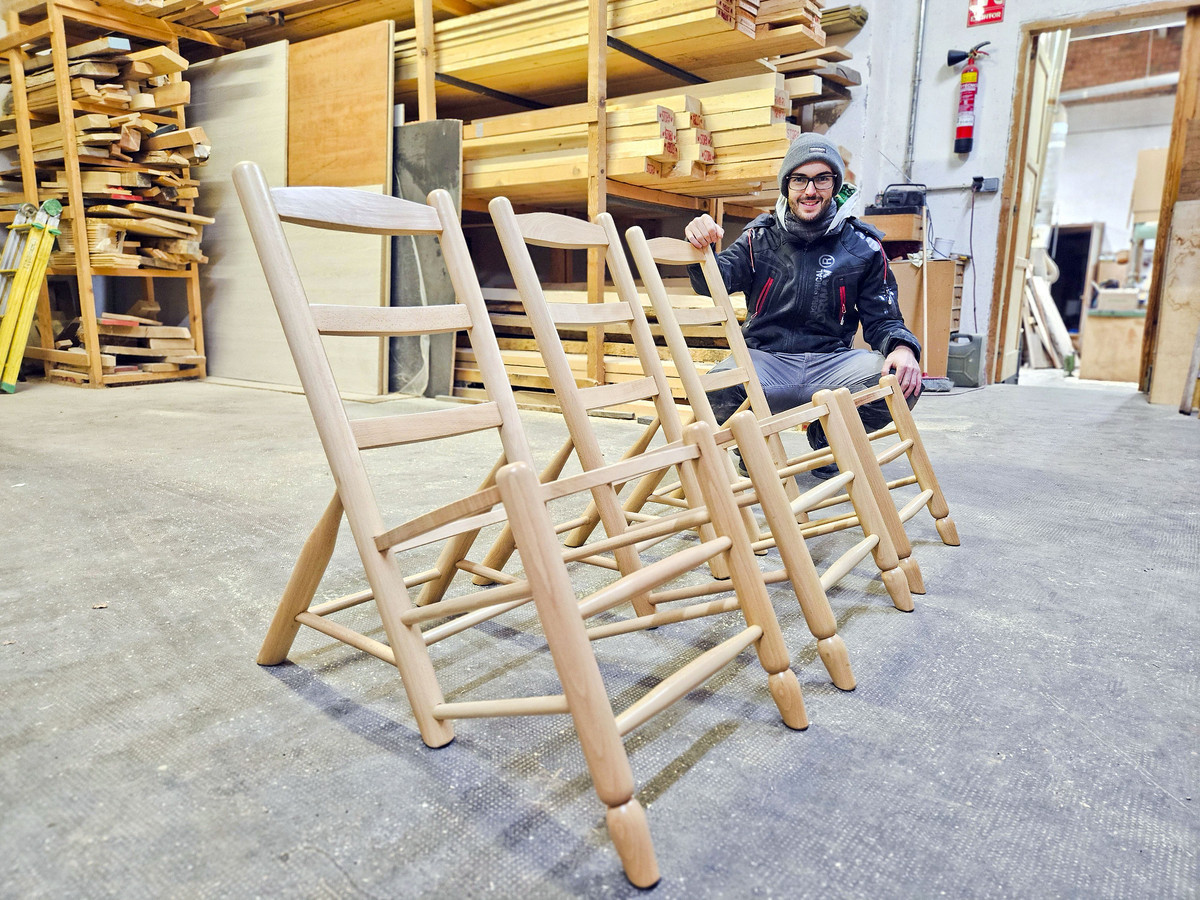 Roger Subirà, segona generació de la fusteria, amb algunes de les cadires que ja han replicat, pendents ara d’embogar