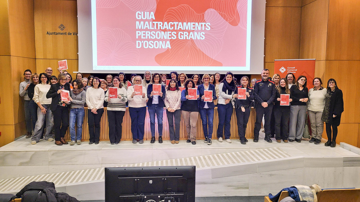 Els participants a la presentació, representants polítics i dels àmbits social, sanitari i de seguretat, amb la nova guia