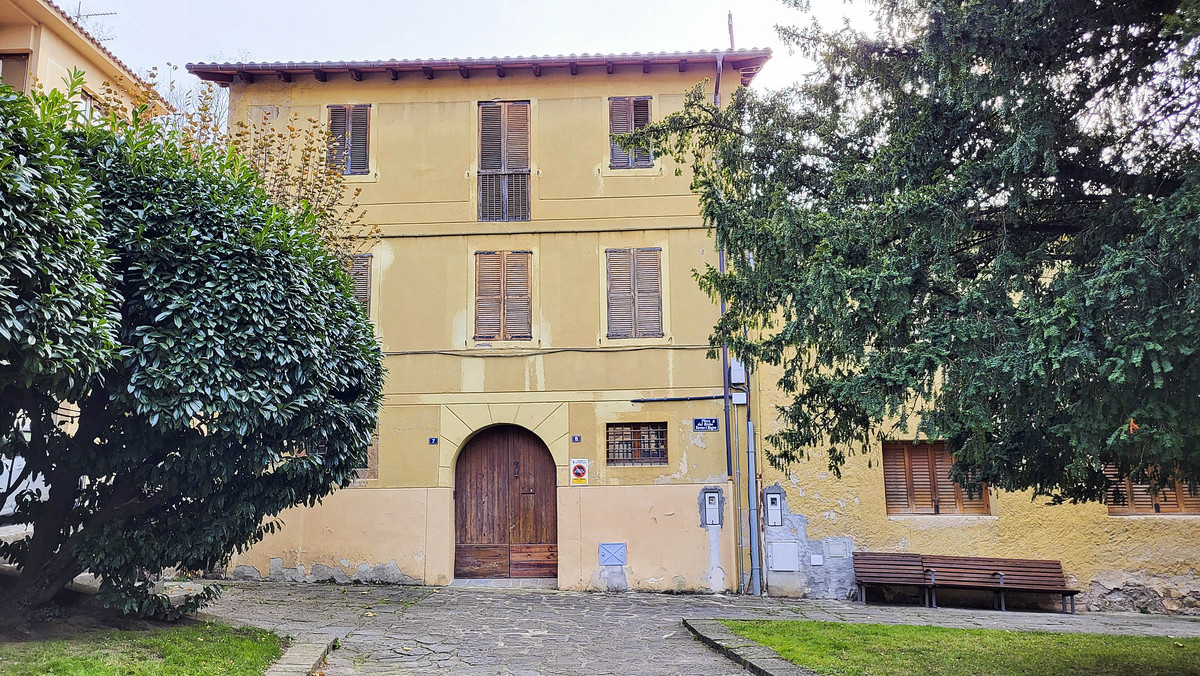 L’edifici de la pujada de les Vedrunes que l’Ajuntament vol comprar