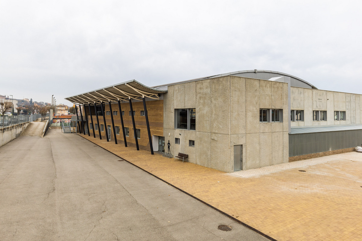 El pavelló de Calldetenes, operatiu però amb obres pendents