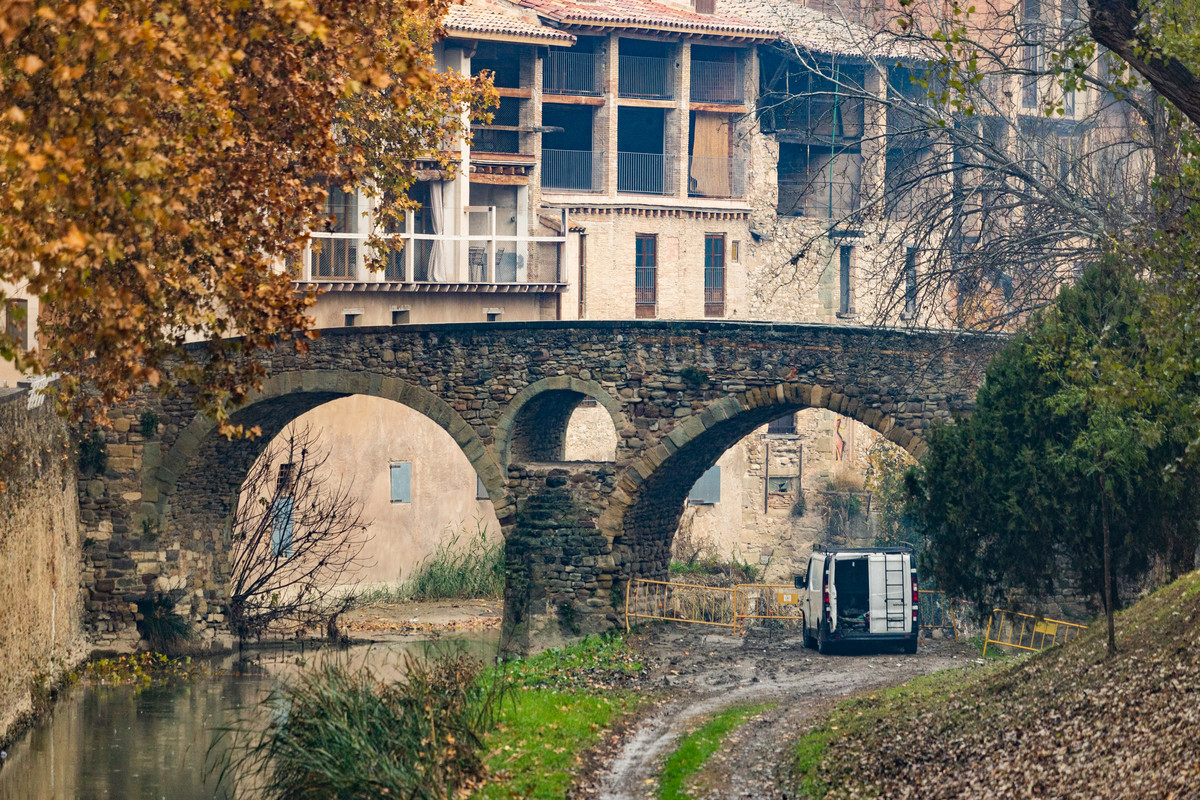 A dalt, aspecte actual del pont de Queralt i a sota, la casa del Gremi d’Adobers, amb les obres finals del Portalet