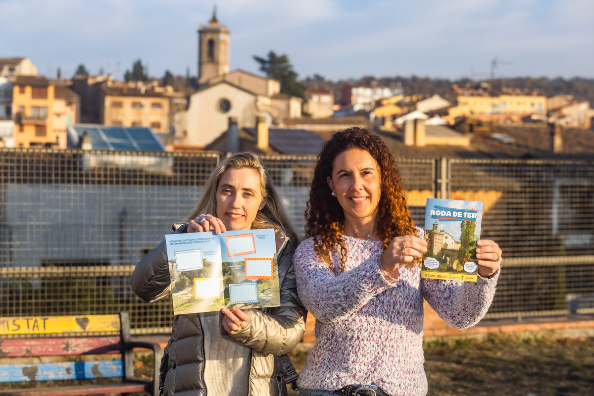 Elisabet Serra, de l’ARC, i la regidora Griselda Arrey, dimecres abans d’entregar els àlbums de cromos als infants