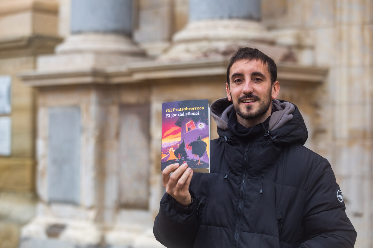 Gil Pratsobrerroca, aquest divendres a Vic amb un exemplar de la quarta edició d’‘El joc del silenci’