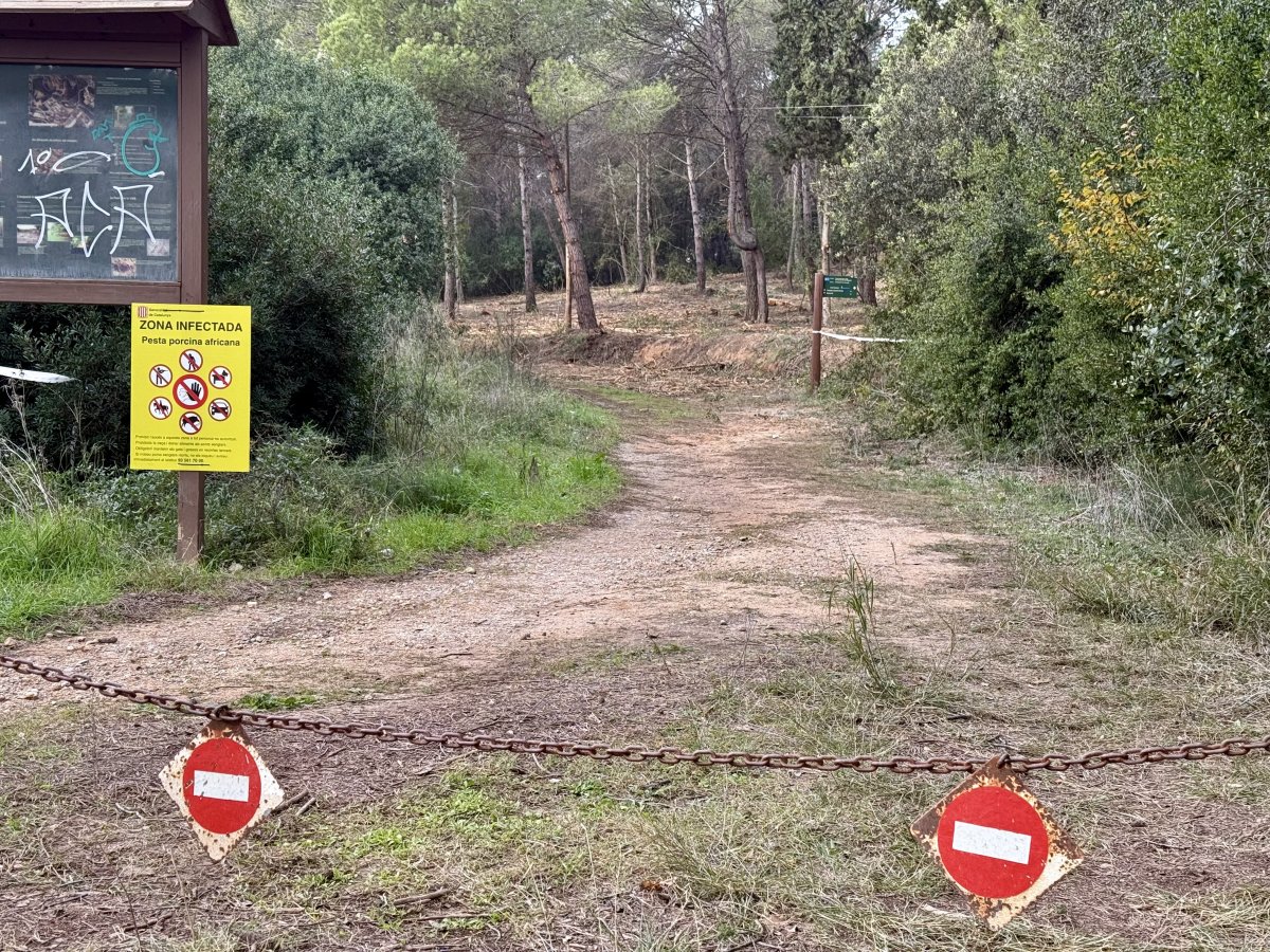 Un cartell restringint el pas al campus de la UAB