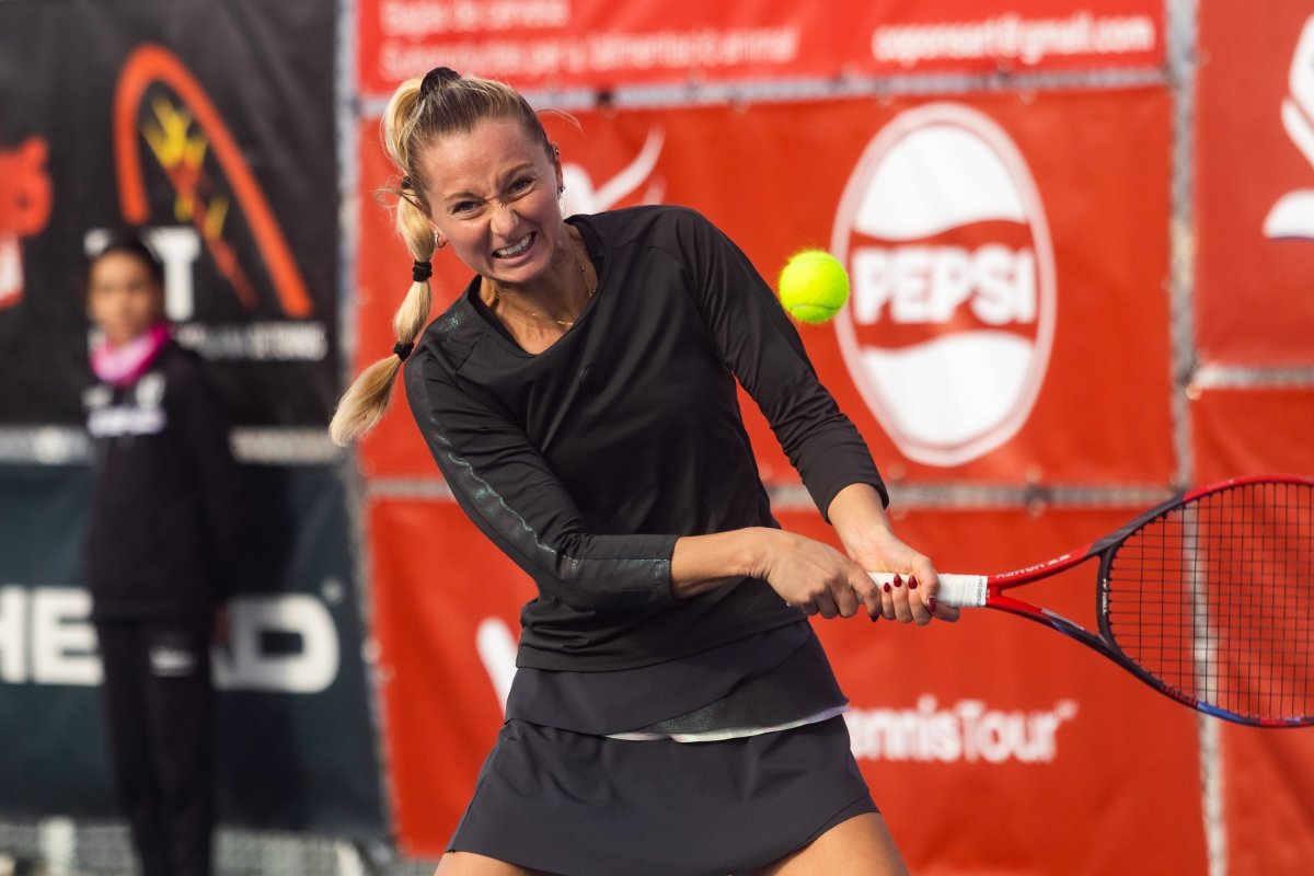 Mazzola colpejant una pilota durant la final