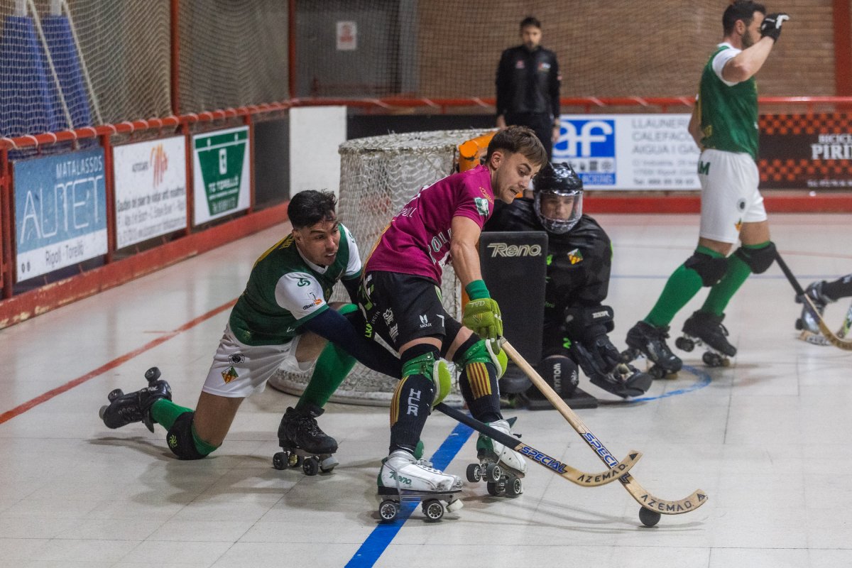 Nil Generó protegint la bola des del costat de la porteria rival