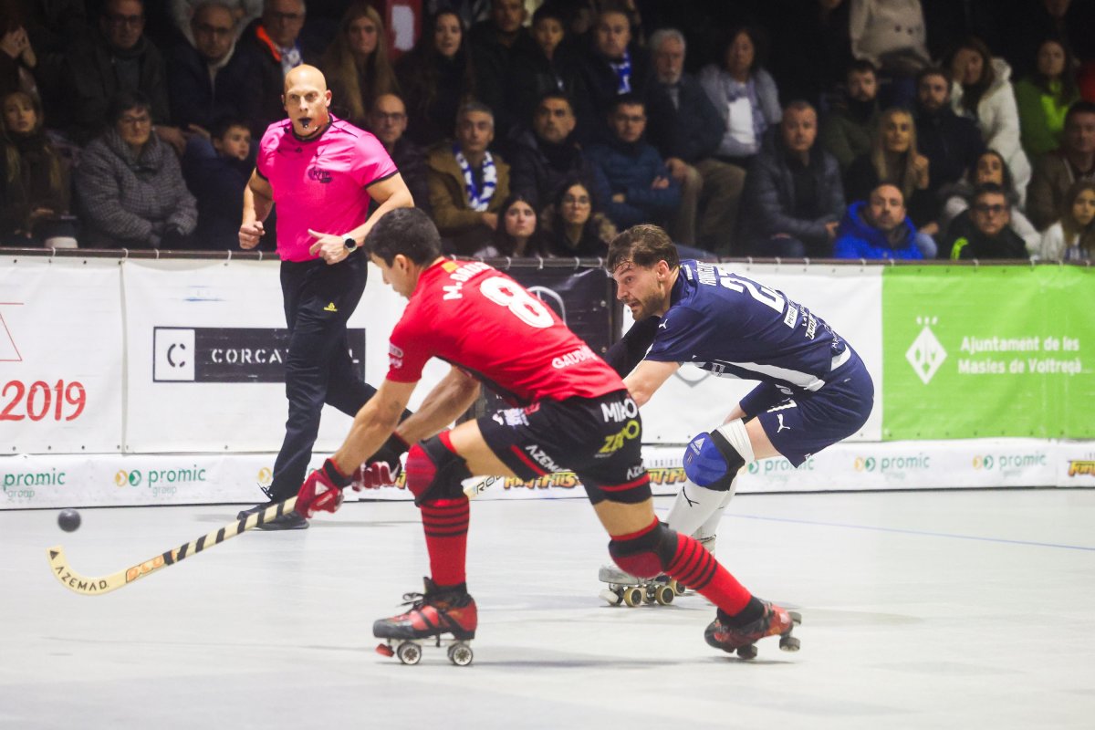 Àlex Rodríguez intenta avançar amb la bola controlada davant d'Oruste durant el partit d'aquest dissabte a Sant Hipòlit