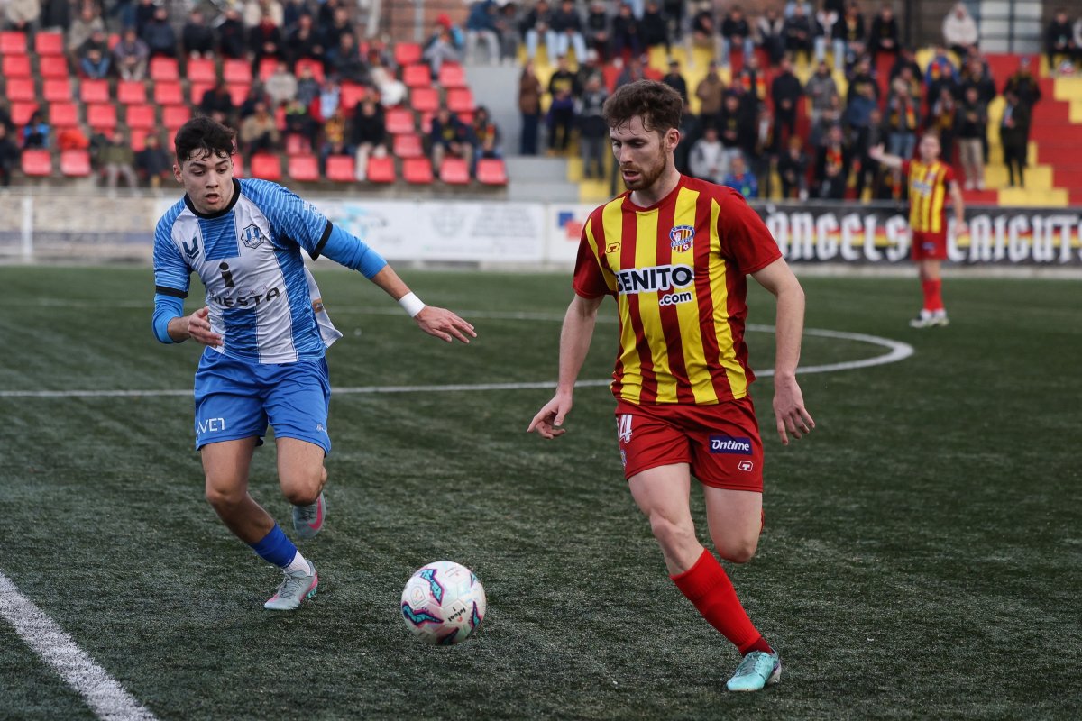 El migcampista manlleuenc Rafel Roger se’n va per velocitat de la pressió d’un rival